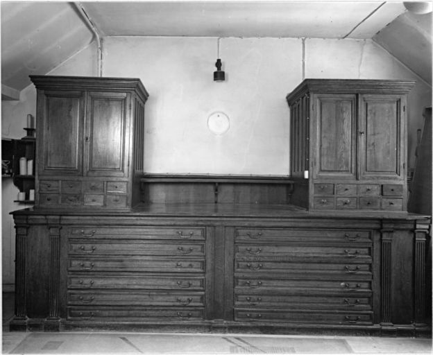 commode armoire de sacristie (chasublier)