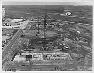 Chantier de la construction - Mise en place des grues et début de l'élévation de deux barres de Beauval. 2 avril 1969. (OPAC Meaux)