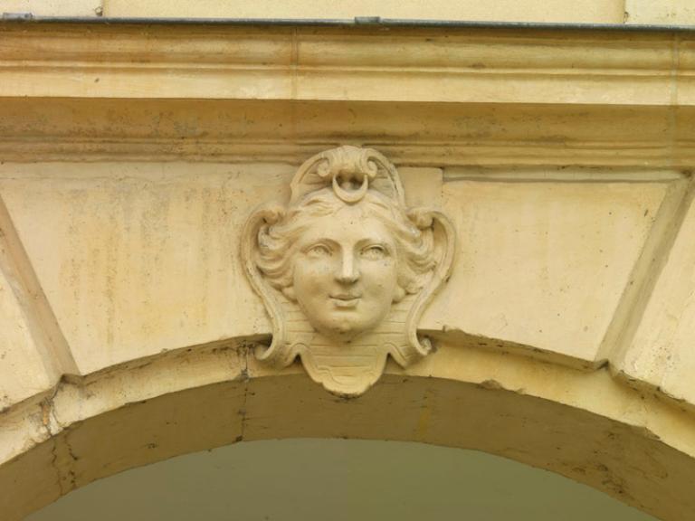 Ensemble du décor d'architecture : 1 bas-relief et 8 mascarons