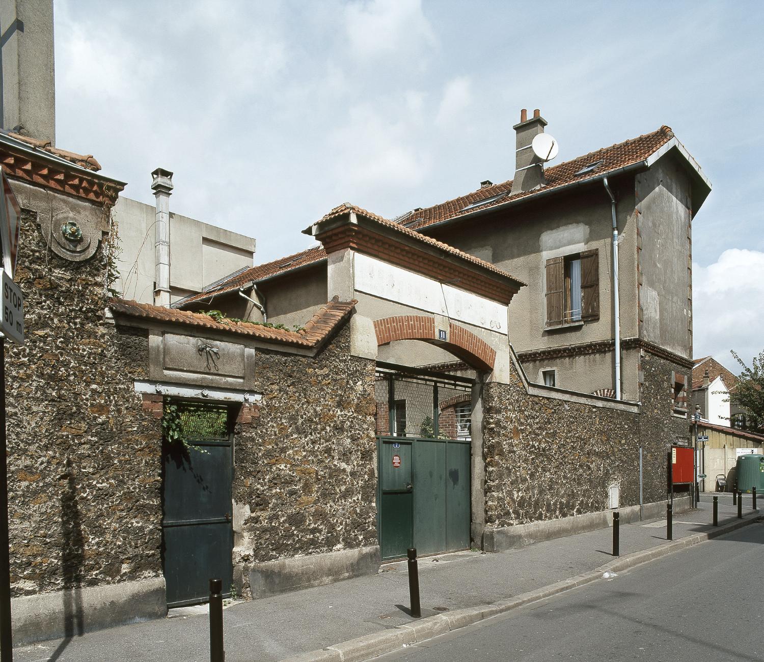 Usine de confection J. Ohresser, puis confiserie JO-CA, puis usine de produits pharmaceutiques Ile-de-France Pharmaceutique, puis blanchisserie industrielle R.L.D., actuellement logements