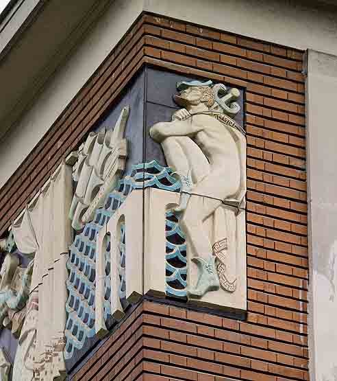 Bas-relief "les techniques enseignées dans le centre d'apprentissage