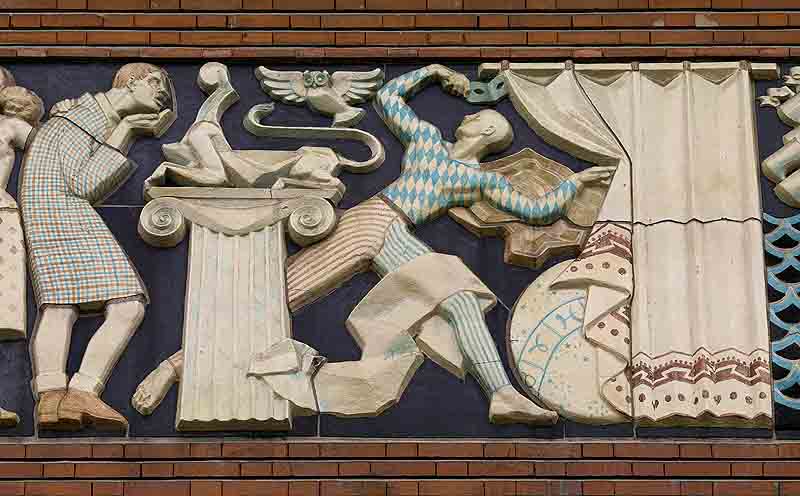 Bas-relief "les techniques enseignées dans le centre d'apprentissage