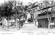 Le monument à Pasteur et le début du boulevard Victor-Hugo, vers 1904. Carte postale. (BM Melun)