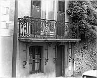 Détail de la façade sur rue : balcon avec ferronneries du 18e siècle.