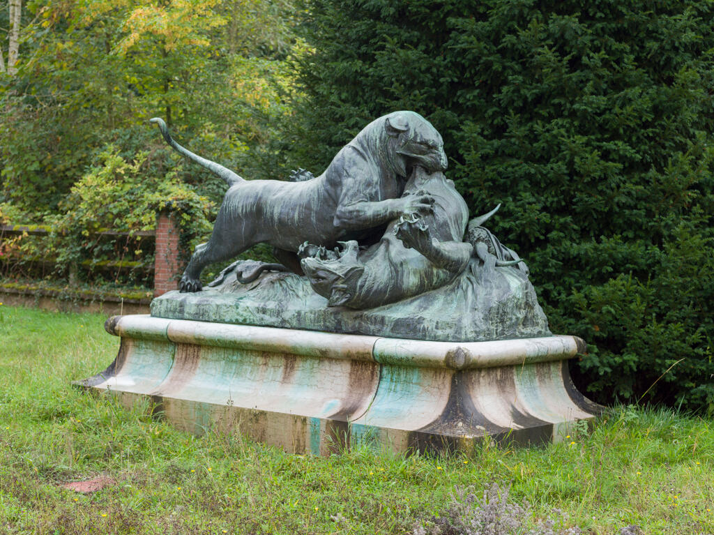 Groupe sculpté : combat de tigres