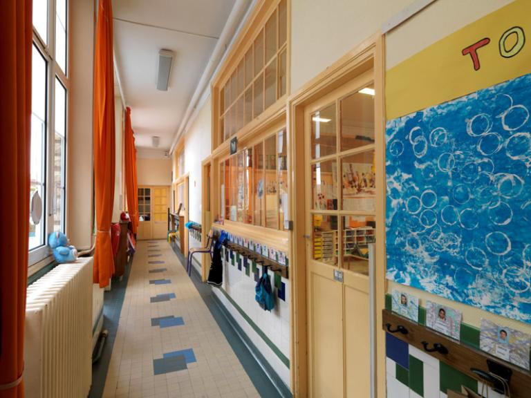 Groupe scolaire Ferdinand-Buisson, Couloir desservant les classes de l'école  maternelle. (IVR11_20167800566NUC4A) - Inventaire Général du Patrimoine  Culturel