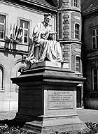monument à Jacques Amyot