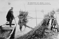 Inondations de 1910, dans la Villa Draveil : les pontonniers assurant les communications avec Juvisy. Carte postale, 1910. (Collection particulière)