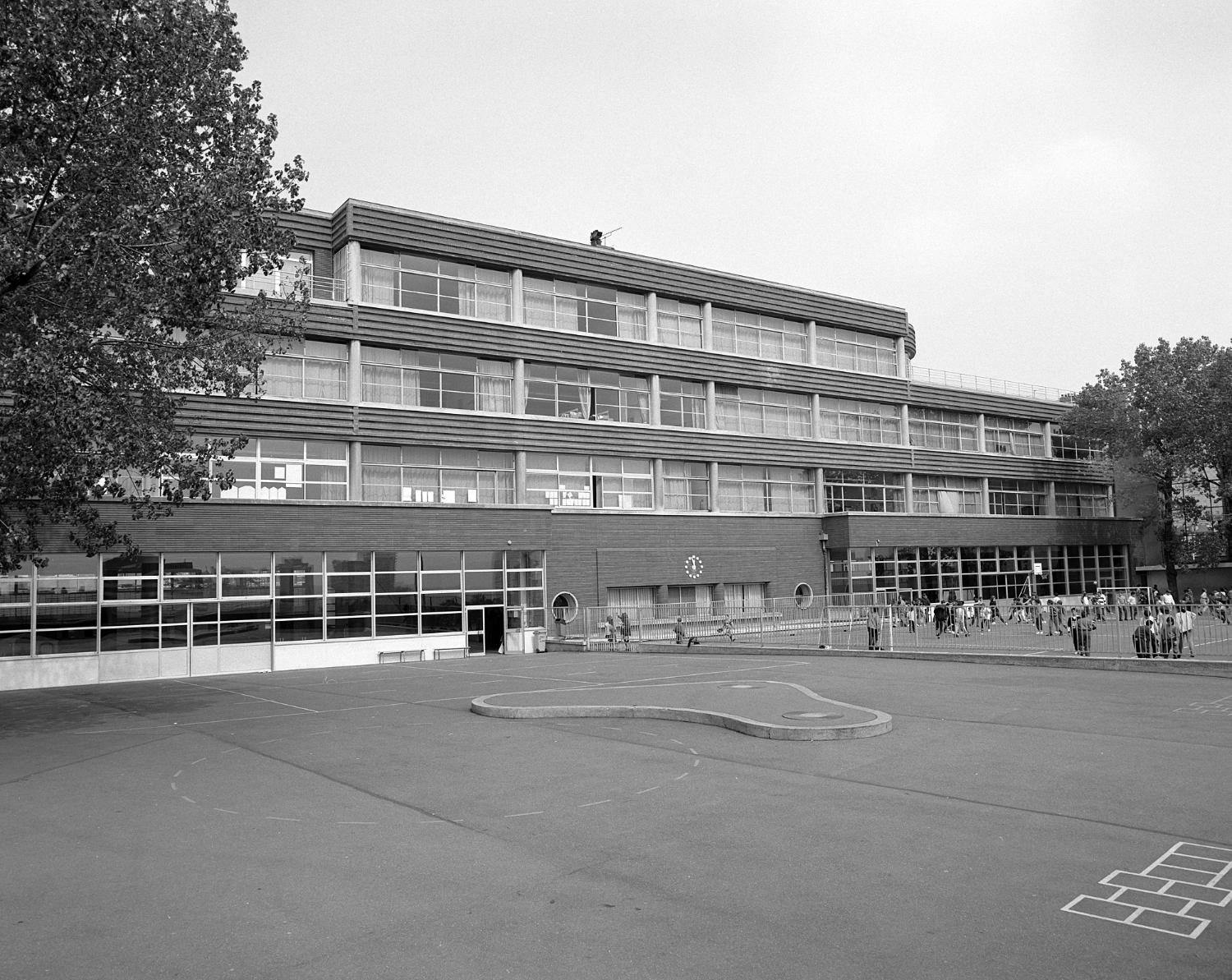 Ecole maternelle, école primaire de garçons, école primaire de filles dites groupe scolaire Marius Jacotot