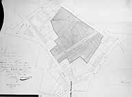 Extrait du plan général indiquant par une teinte grise entourée d'une ligne noire l'emplacement du terrain sur lequel a été construit le quartier Charles X par Mrs Solente et Dupont, architectes. Papier aquarellé, 1827 (02 janvier). (AM Melun. 1 Fi 839)