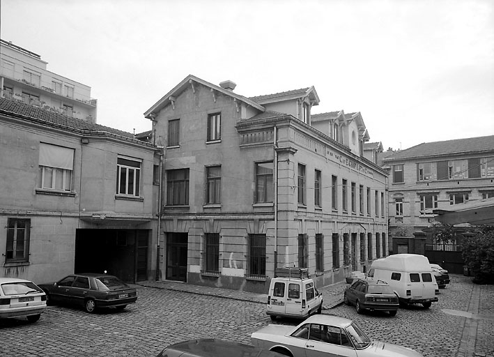 Usine de peausserie (usine de traitement des peaux de lapin) C. et E. Chapal frères et cie, puis Société anonyme des anciens établissements C. et E. Chapal frères et cie, actuellement hôtel industriel, logement et ateliers d'artistes