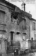 Carte postale montrant la maison bombardée pendant la guerre de 1914. (AD Seine-et-Marne. 2 Fi 4538)