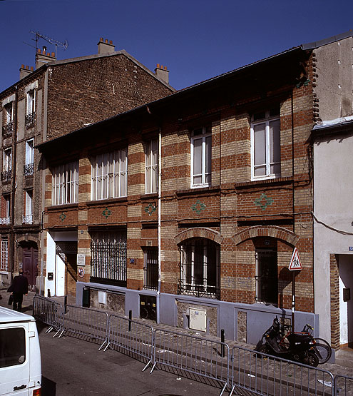 Usine de papeterie (usine à papier à cigarette) Rivière, puis usine de matériel photocinématographique Mécanique photo, actuellement lycée professionnel