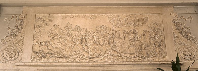 2 bas-reliefs : le putti et trophées militaires, passage du Rhin