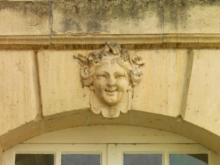 Ensemble du décor d'architecture : 1 bas-relief et 8 mascarons