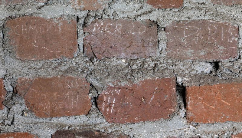 graffiti sur murs et charpentes des "caves-prisons