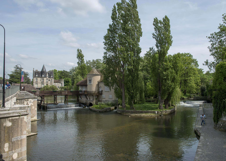 Moret-sur-Loing - Moulin à foulon, puis scierie, puis moulin à blé, appelé "moulin du dessus", "moulin d'amont" ou "moulin Provencher", actuellement maison (musée du Sucre d'Orge)