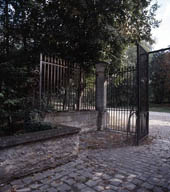 Vue du portail (vers l'extérieur de la propriété).
