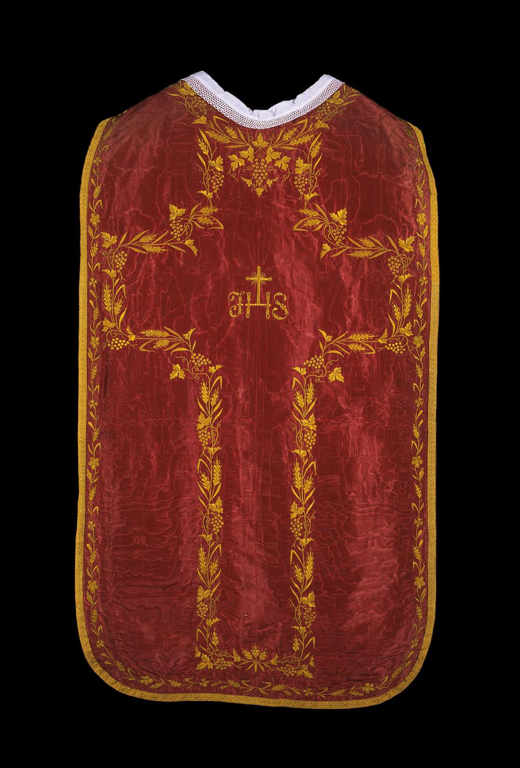 ornement rouge : chasuble, étole, manipule, voile de calice