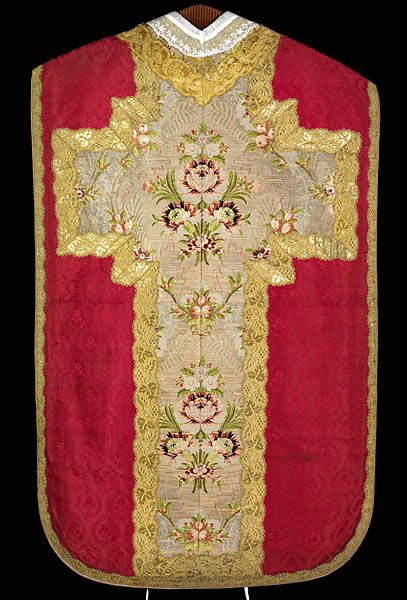 chasuble rouge à décor floral, 1ere moitié du 19e siècle