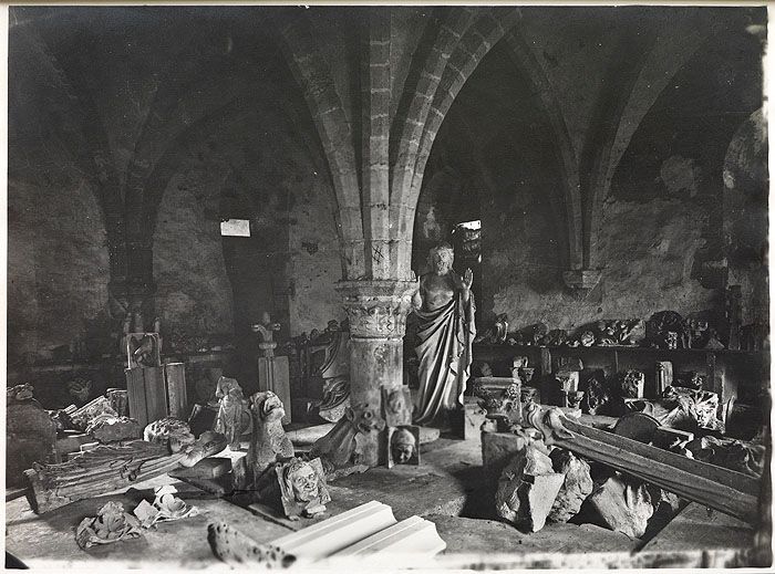 ensemble des éléments d'architecture du dépôt lapidaire de la cathédrale