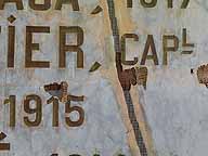 Tableau commémoratif en l'honneur des membres de l'Eglise réformée de Meaux morts pendant la Première Guerre mondiale : détail montrant la mise en oeuvre (papier peint faux marbre).