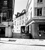 La rue des Cloches, vue depuis la rue Saint-Aspais : dans le fond apparaissent le n°9, avec son passage cocher donnant accès à la cour arrière, et le pignon du n°7.