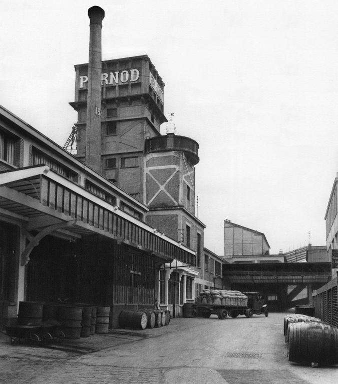 Distillerie Hémard, puis Pernod, actuellement hôtel industriel et immeuble