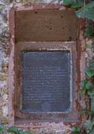 Plaque commémorative de la pose de la première pierre pour la réédification de l'église de Notre-Dame de la Consolation le 22 mai 1739. Cette plaque est scellée dans le mur de la maison, près de la porte d'entrée.