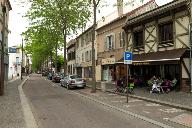 La rue Porte-aux-Saints à son débouché vers ce qui était anciennement Mantes-la-Ville.