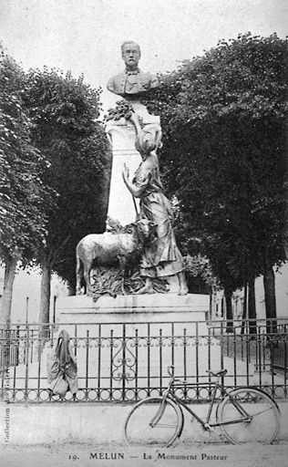 Ensemble des bronzes (buste, statue et bas-relief) exécutés pour le monument à Pasteur (détruit)