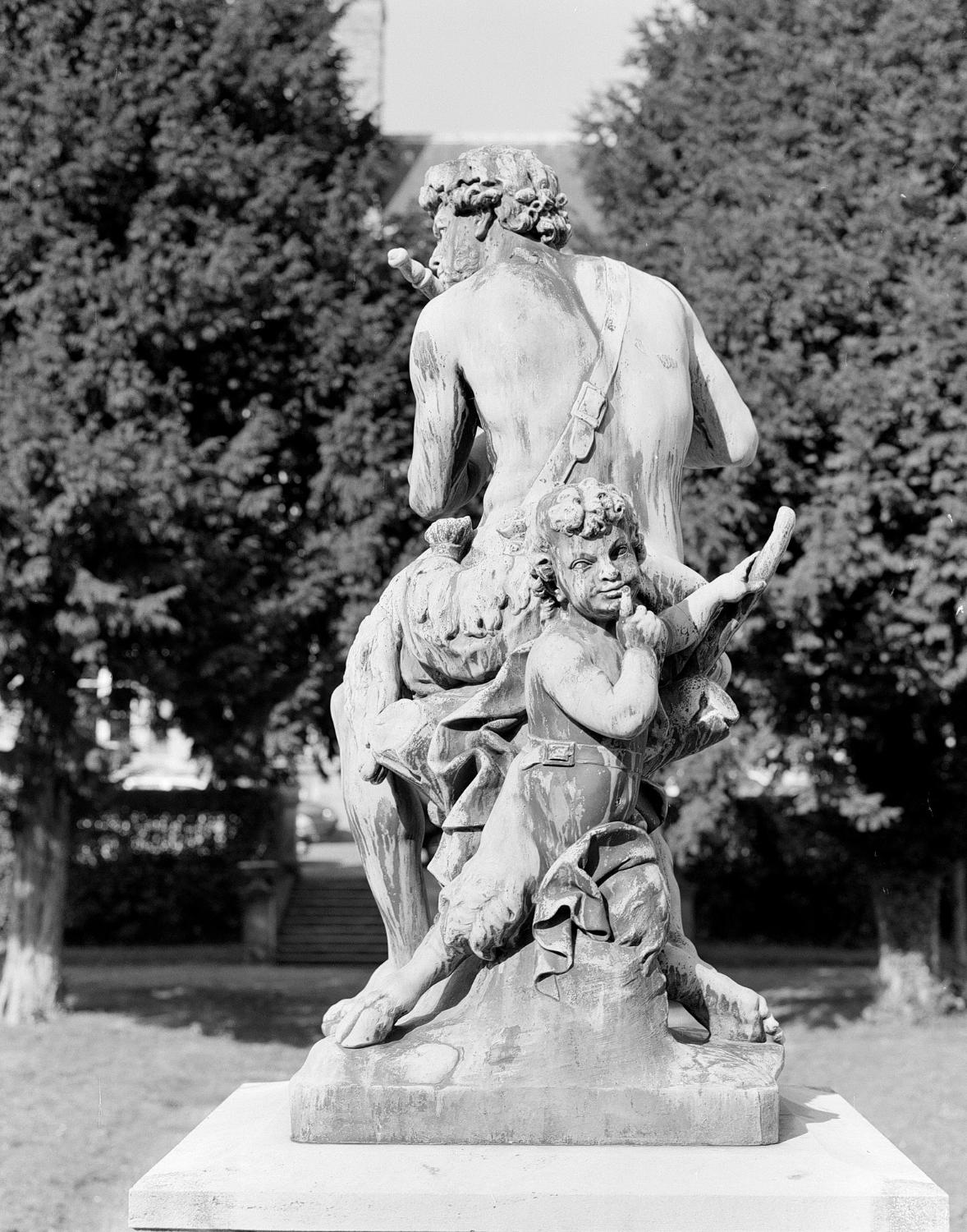 statue : Berger jouant de la flûte