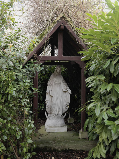 établissement conventuel de la congrégation de l'Immaculée Conception du  Buzançais dite La villa sainte Marie, Edicule dans le jardin abritant une  statue de la Vierge. (IVR11_20099500067NUC4A) - Inventaire Général du  Patrimoine Culturel