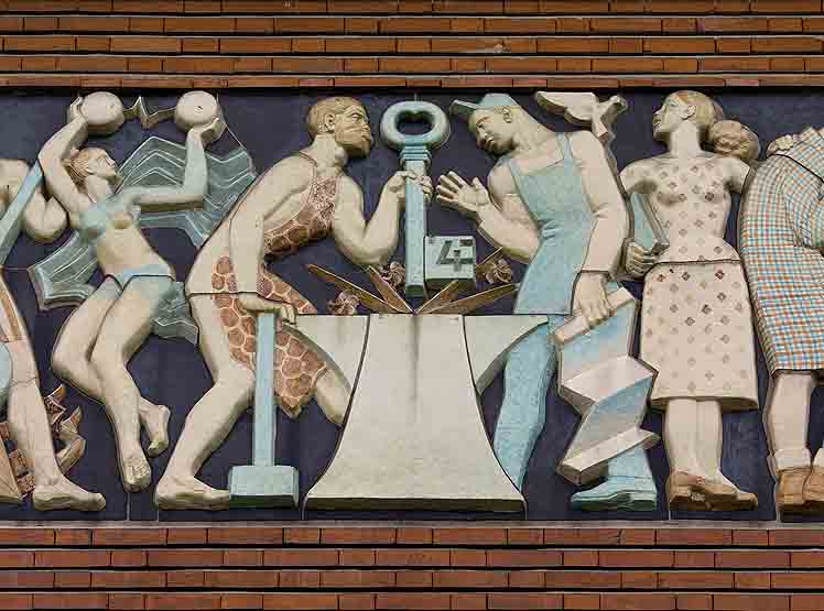 Bas-relief "les techniques enseignées dans le centre d'apprentissage