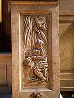 Vue de détail : socle de la colonne droite, avec la Vierge de l'Annonciation.