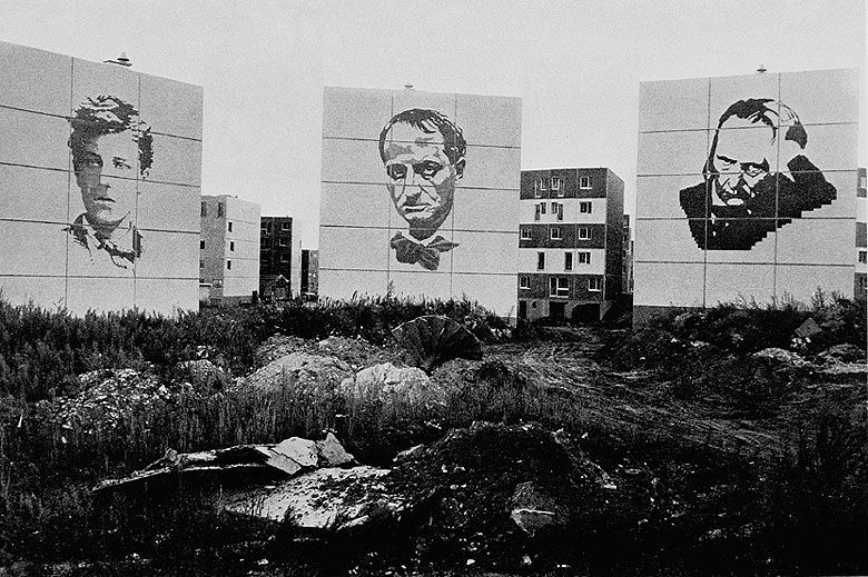 Vue des façades ornées des portraits de Rimbaud, Baudelaire et V. Hugo. Photographie, circa 1973. (Musée de l'Ile-de-France).