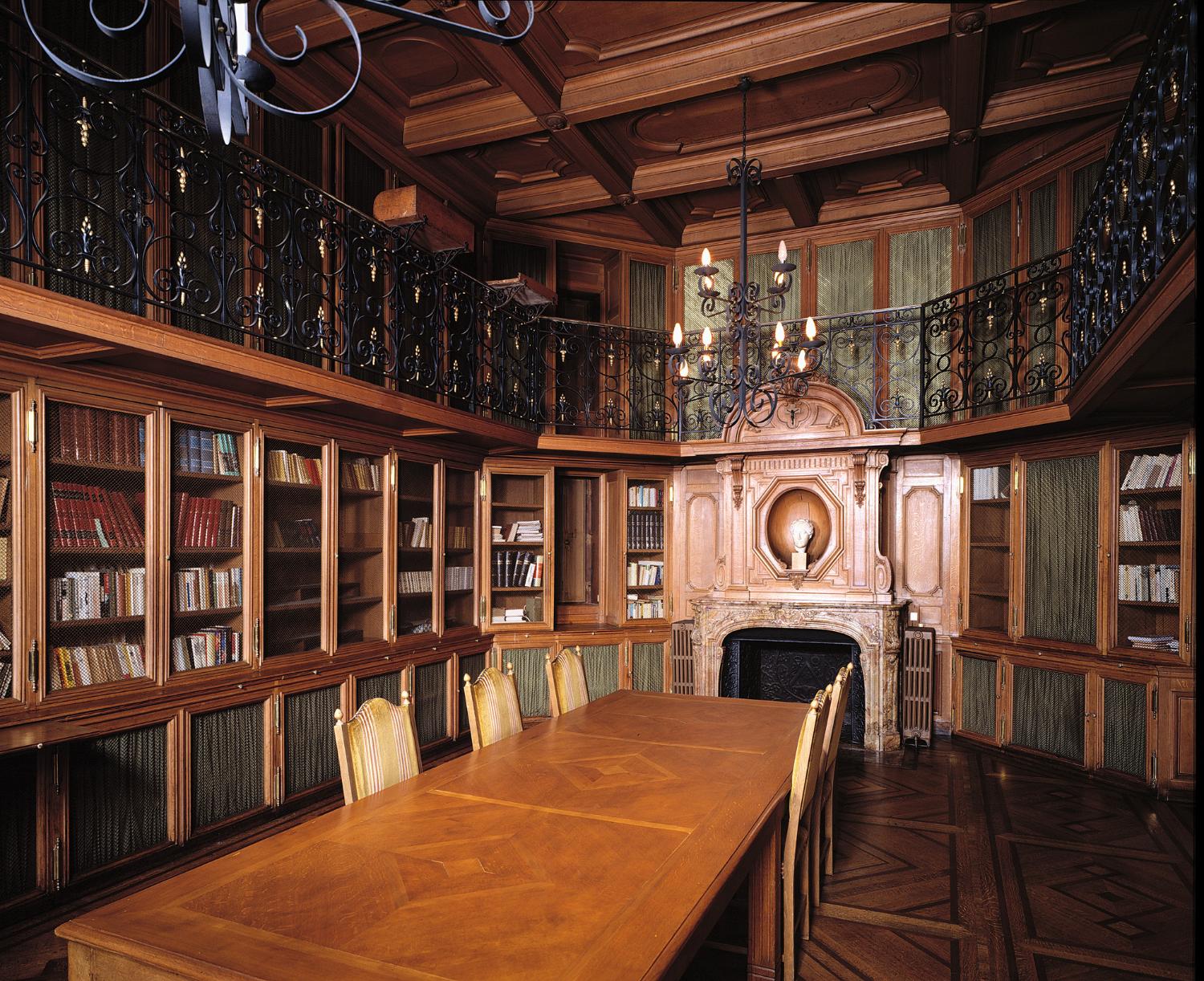 ensemble du mobilier de la bibliothèque : étagère-bibliothèque, garde-corps, cheminée et plafond