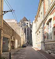 Vue d'ensemble, depuis l'est, de la rue Rochard, dans l'ancien quartier canonial. A droite, l'ancienne Institution Sainte Jeanne d'Arc, reconvertie en résidence. Au fond, le chevet la cathédrale.