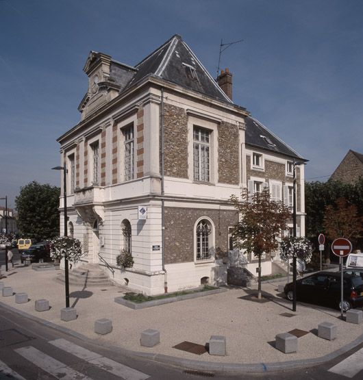 mairie, actuellement maison des associations et office du tourisme