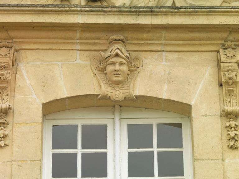 Ensemble du décor d'architecture : 1 bas-relief et 8 mascarons