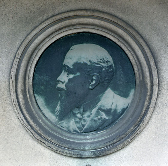 bas-relief : médaillon du portrait de A. Sidney Dunnet