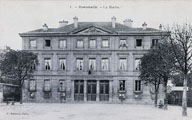 Carte postale ancienne. Vue de la mairie. Facade pincipale. (AD Seine-Saint-Denis)