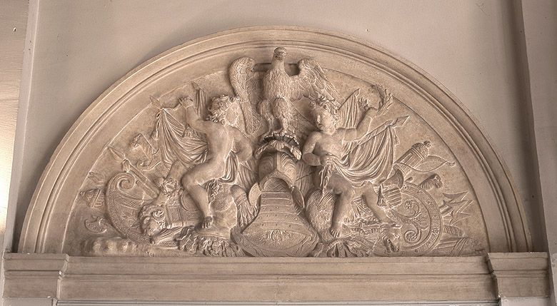 2 bas-reliefs : le putti et trophées militaires, passage du Rhin