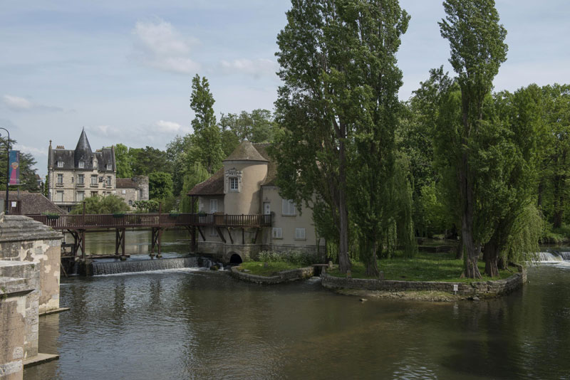 Moret-sur-Loing - Moulin à foulon, puis scierie, puis moulin à blé, appelé "moulin du dessus", "moulin d'amont" ou "moulin Provencher", actuellement maison (musée du Sucre d'Orge)