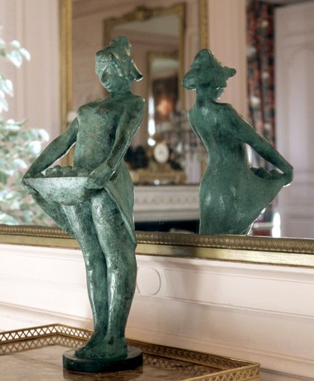 statuette : la Porteuse de fruits