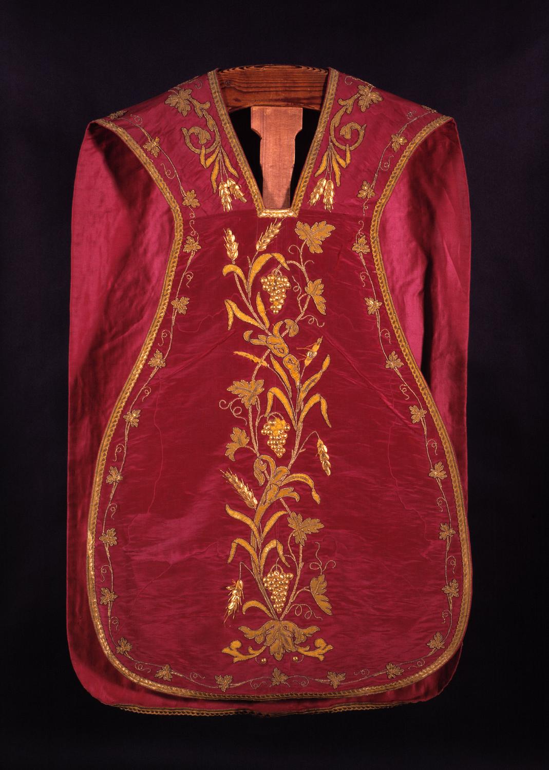 ornement rouge : chasuble, voile de calice, manipule, étole