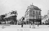 Vue de la place Saint-Jean, vers le début du 20e siècle. L'immeuble est alors occupé par le ""Café saint-Jean"". Carte postale. (Musée municipal de Melun. inv. 983.2.207)