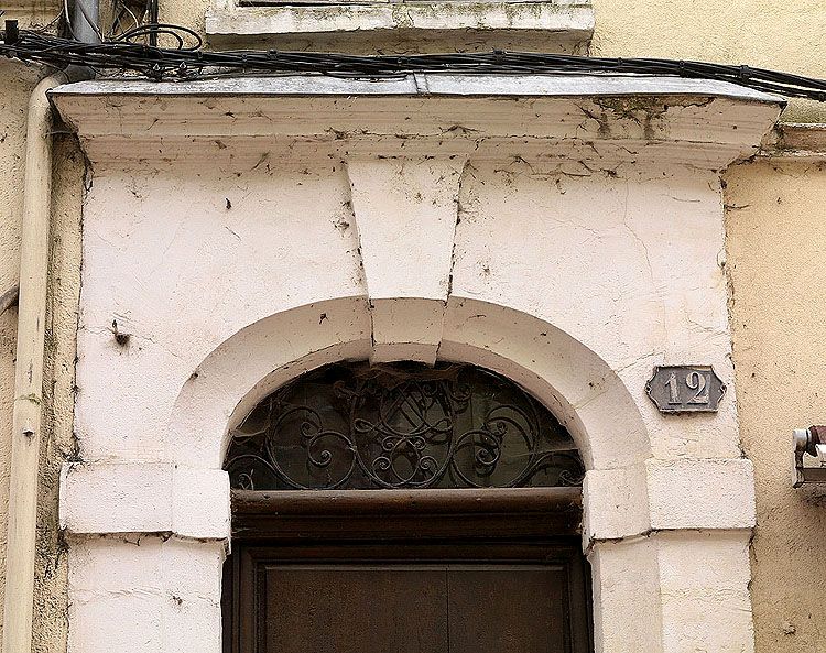 ensemble de trois maisons