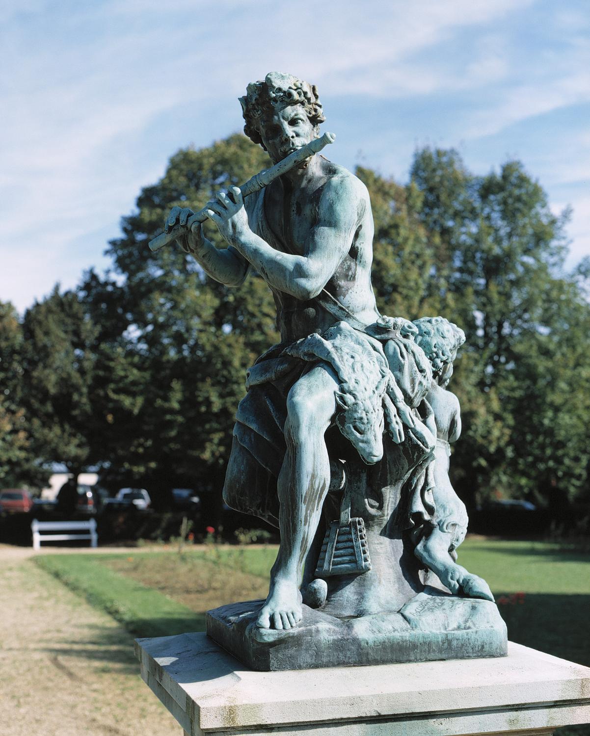 statue : Berger jouant de la flûte