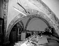 La cave médiévale : vue d'ensemble, depuis l'entrée (dans l'angle nord-ouest).